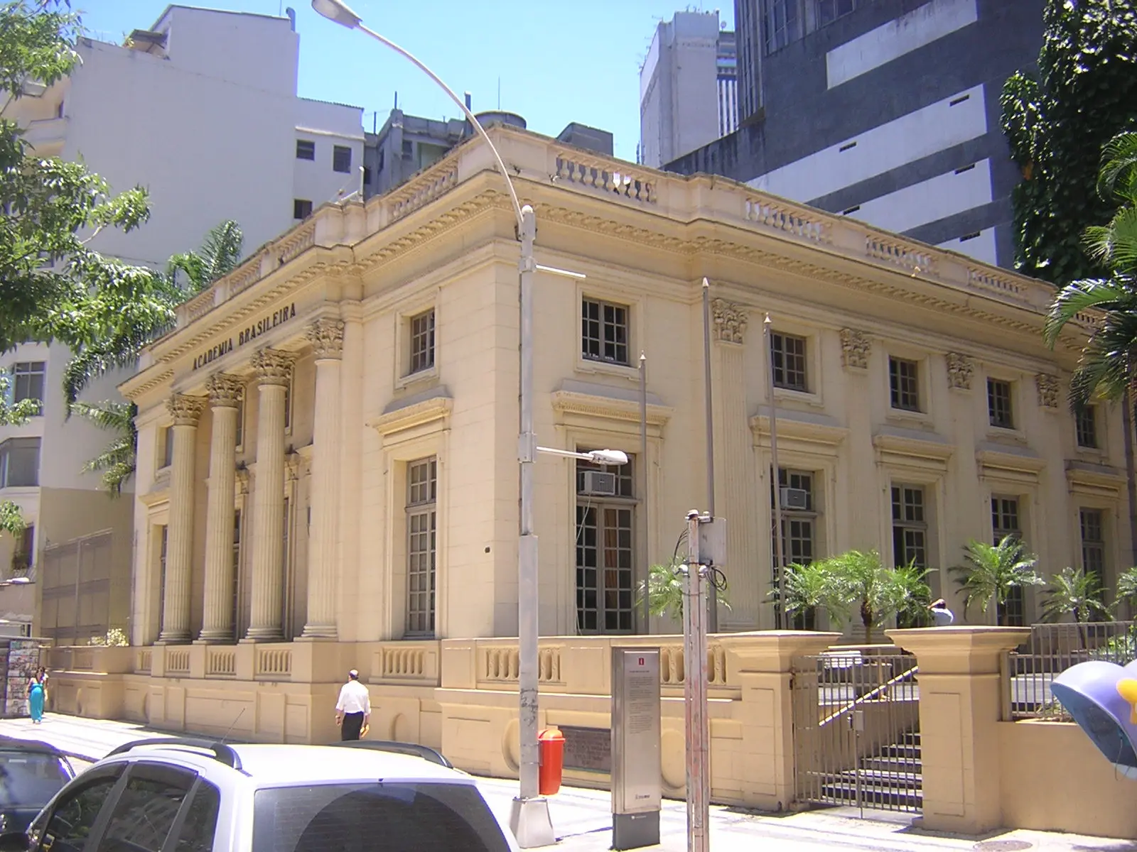 Edifício clássico com colunas dóricas e placa da Academia Brasileira de Letras.