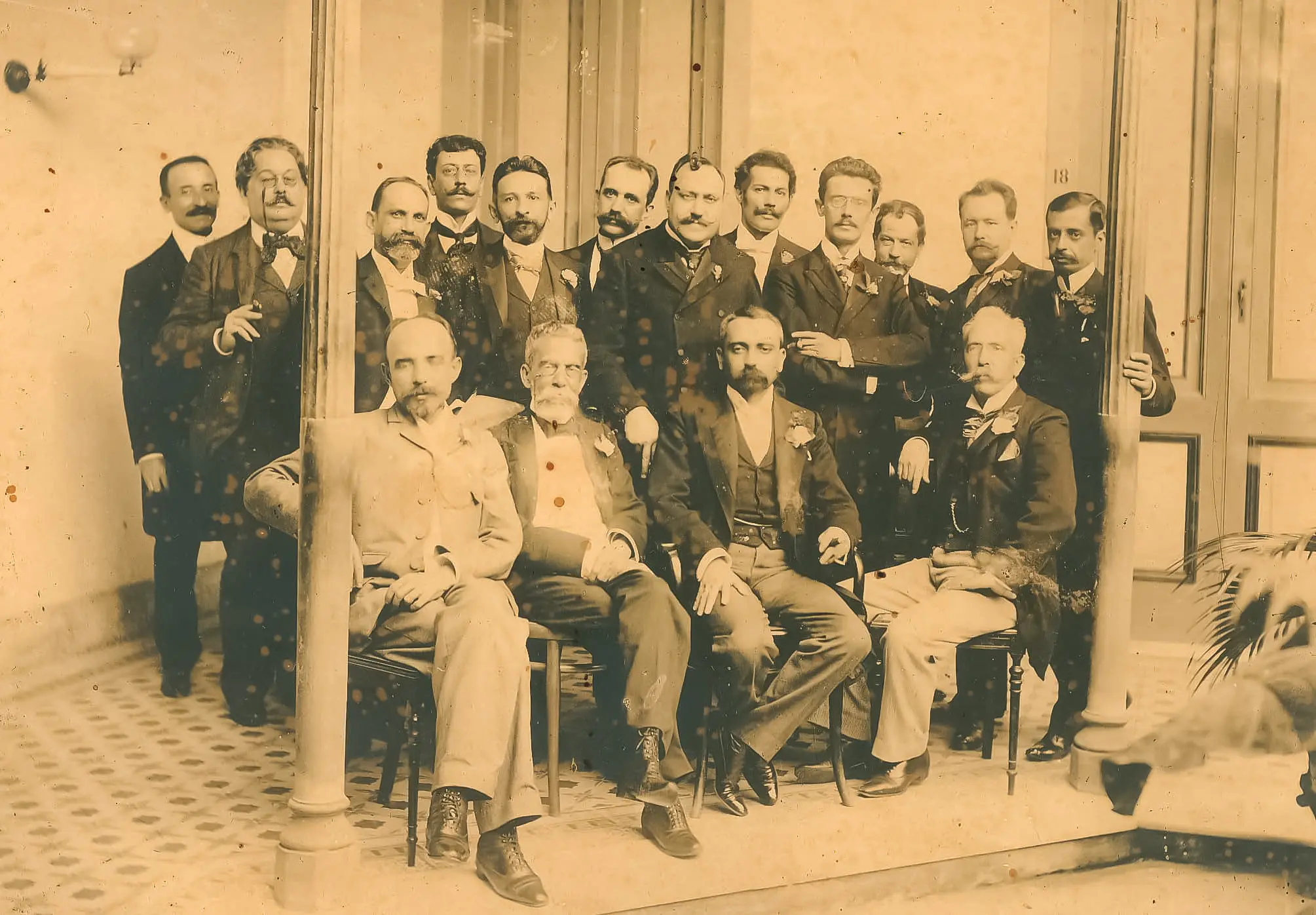 Grupo de homens em trajes formais na Academia Brasileira de Letras.
