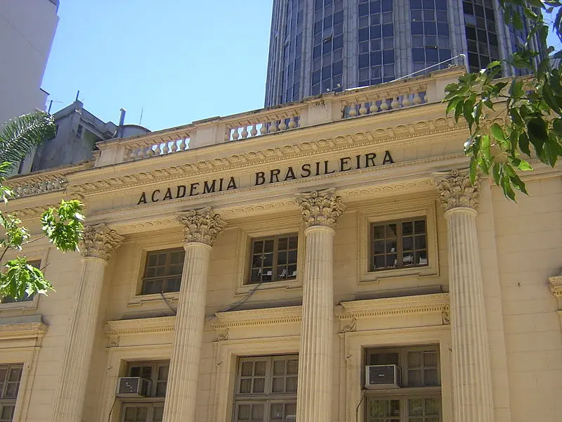 Edifício clássico com inscrição "ACADEMIA BRASILEIRA", colunas dóricas e janelas retangulares.