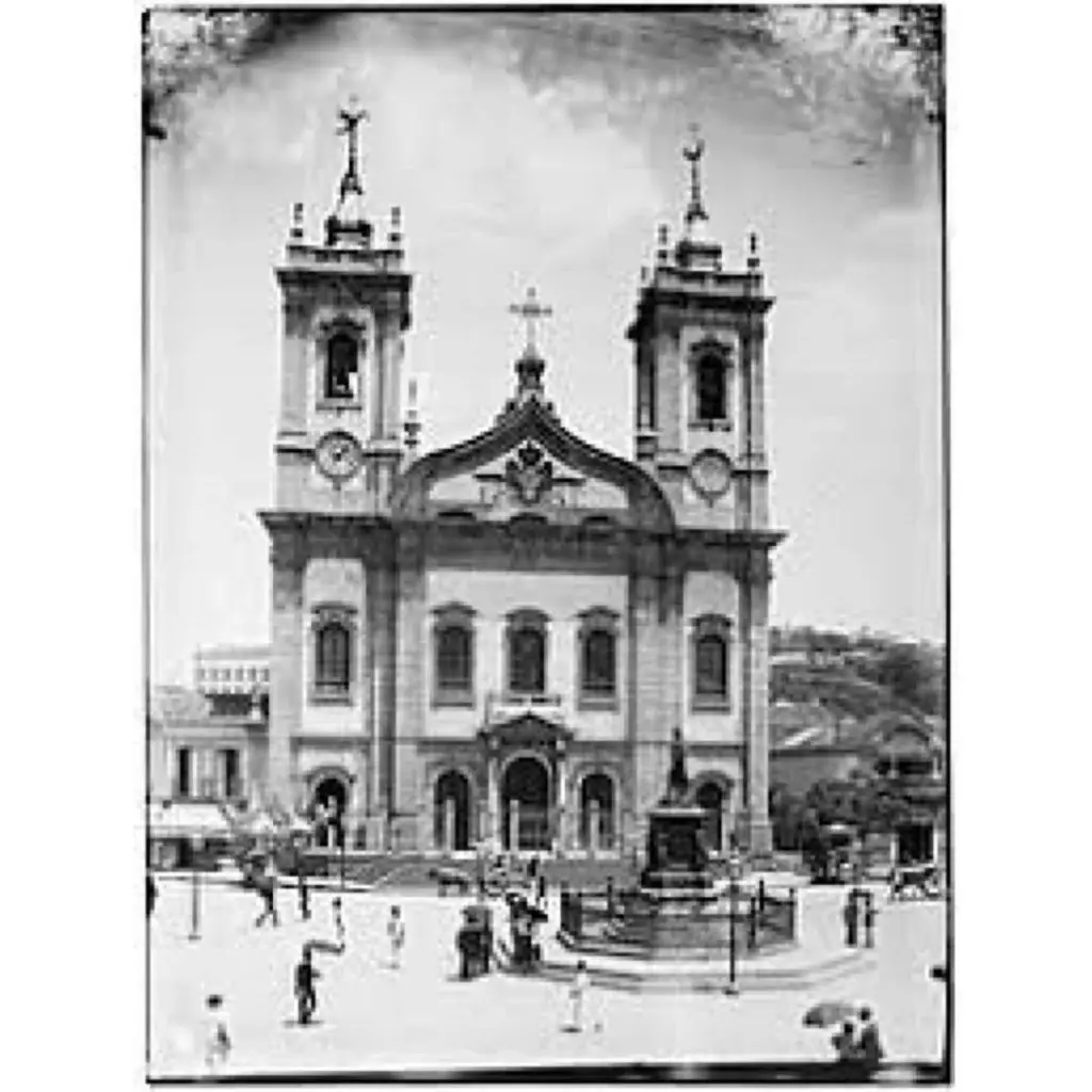 Igreja histórica com torres e estátua em destaque.