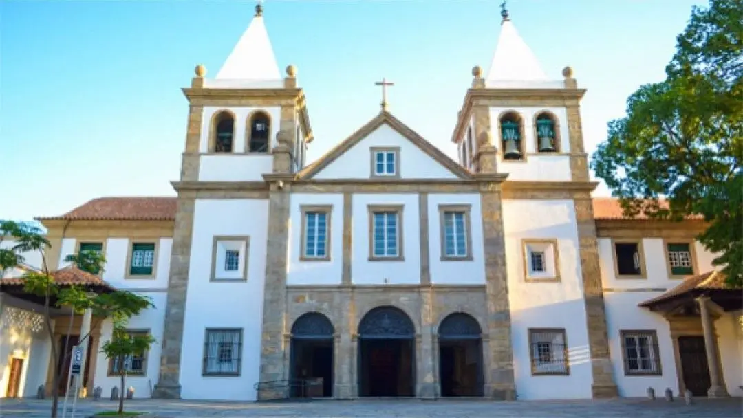 Fachada do Mosteiro de São Bento, iluminada pelo sol.
