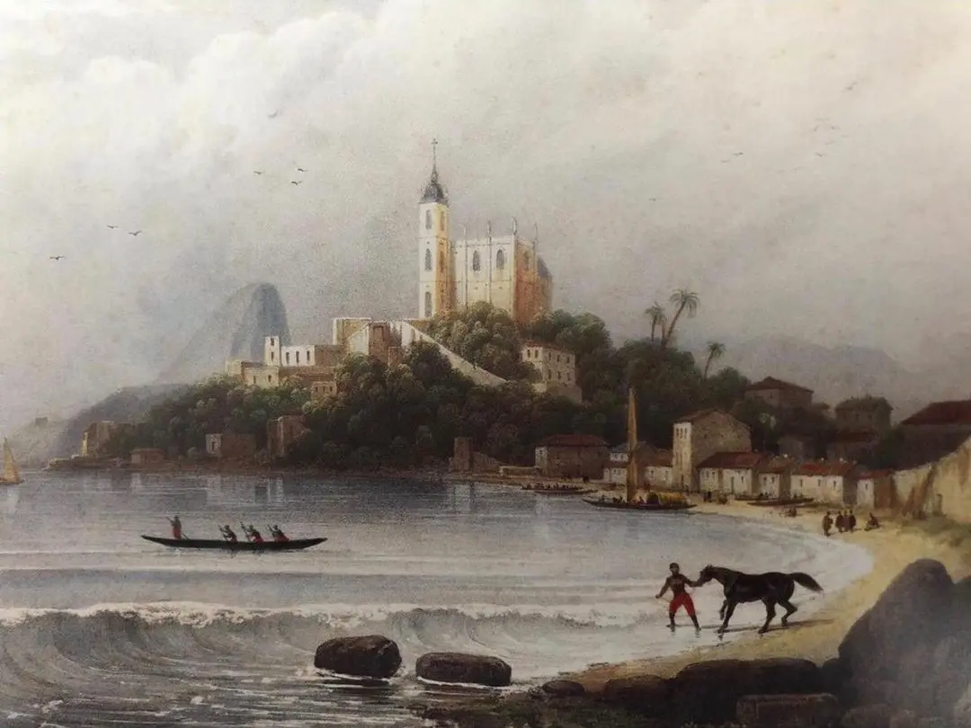 Paisagem costeira com cidade em penhasco, montanha verde, edifício religioso, casas vermelhas, mar com ondas e canoa.