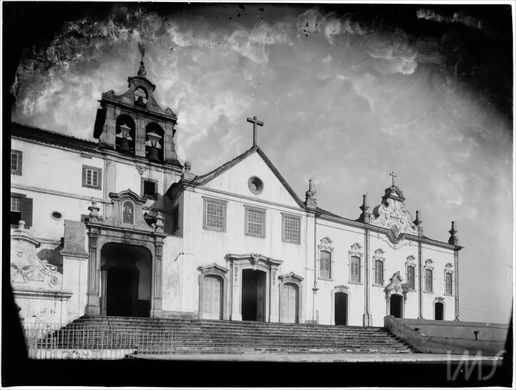 Convento em preto e branco com entrada e edifício principal.