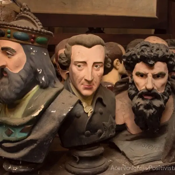 Bustos de figuras históricas ou literárias em fila, destacando rostos e vestimentas.