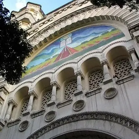 Edifício clássico com painel decorativo e elementos arquitetônicos.