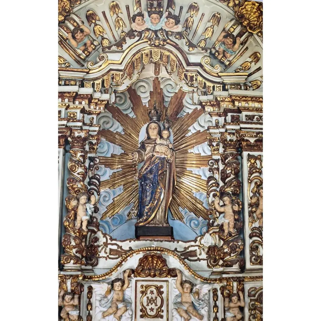 Altar ornado com elementos religiosos, simétrico e majestoso.