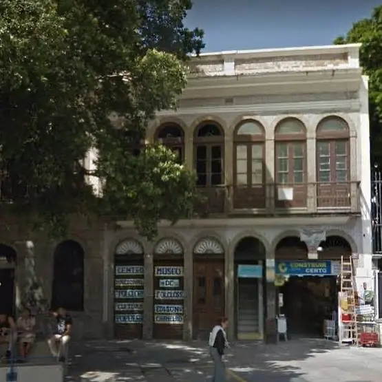 Prédio colonial em museu de folclore, em ambiente urbano.