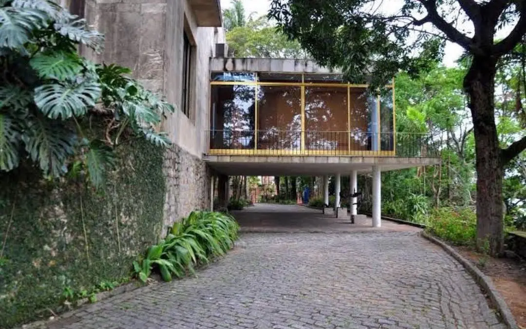 Estrutura moderna com varanda suspensa em museu.
