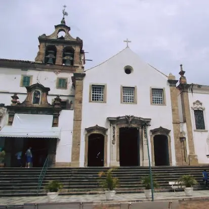 Convento de Santo Antônio com torre e fachada detalhada.