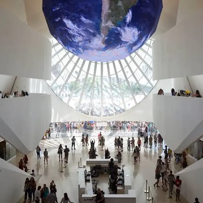 Interior futurista de museu moderno com abertura circular no teto.