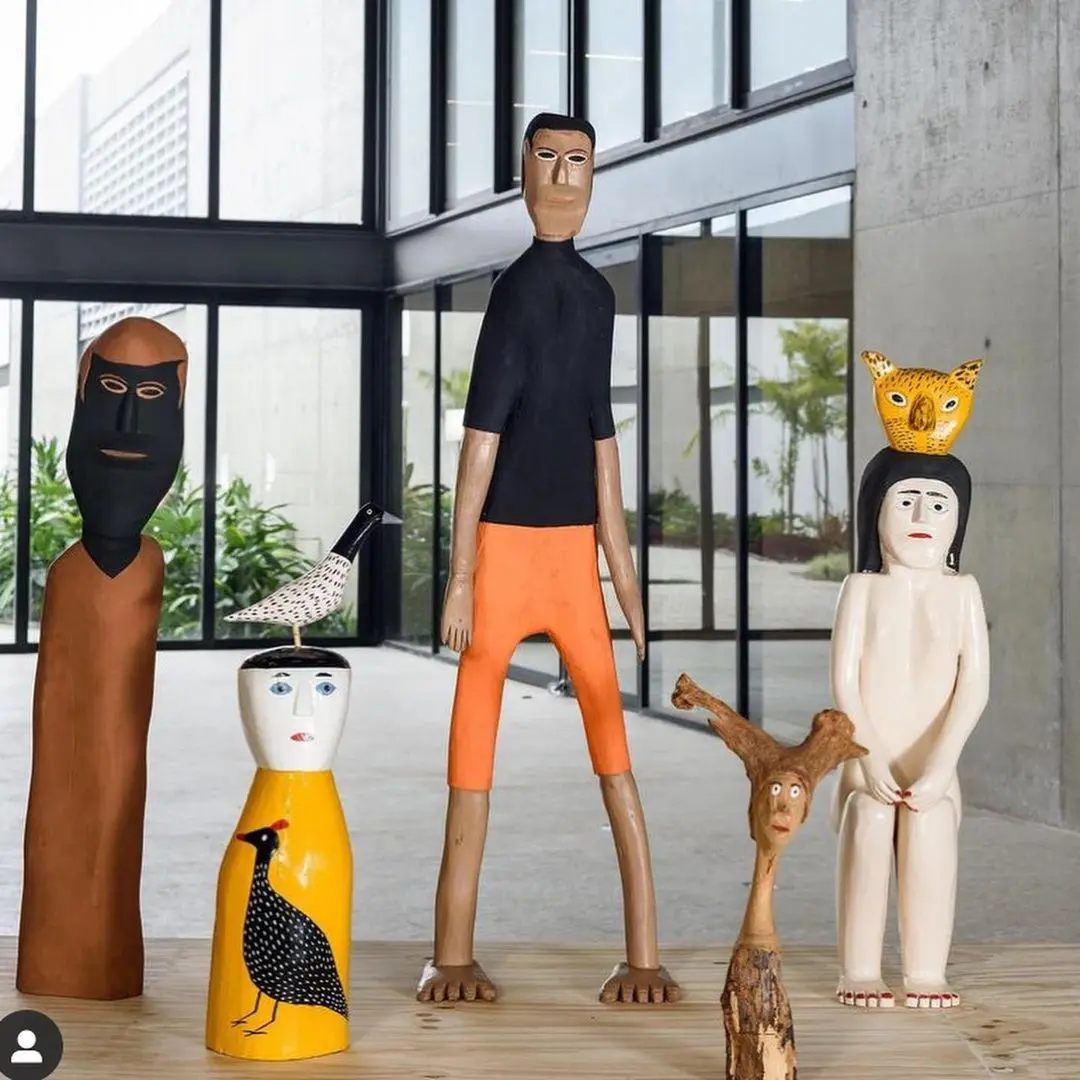 Esculturas artísticas em ambiente moderno com figuras simplificadas e animais.
