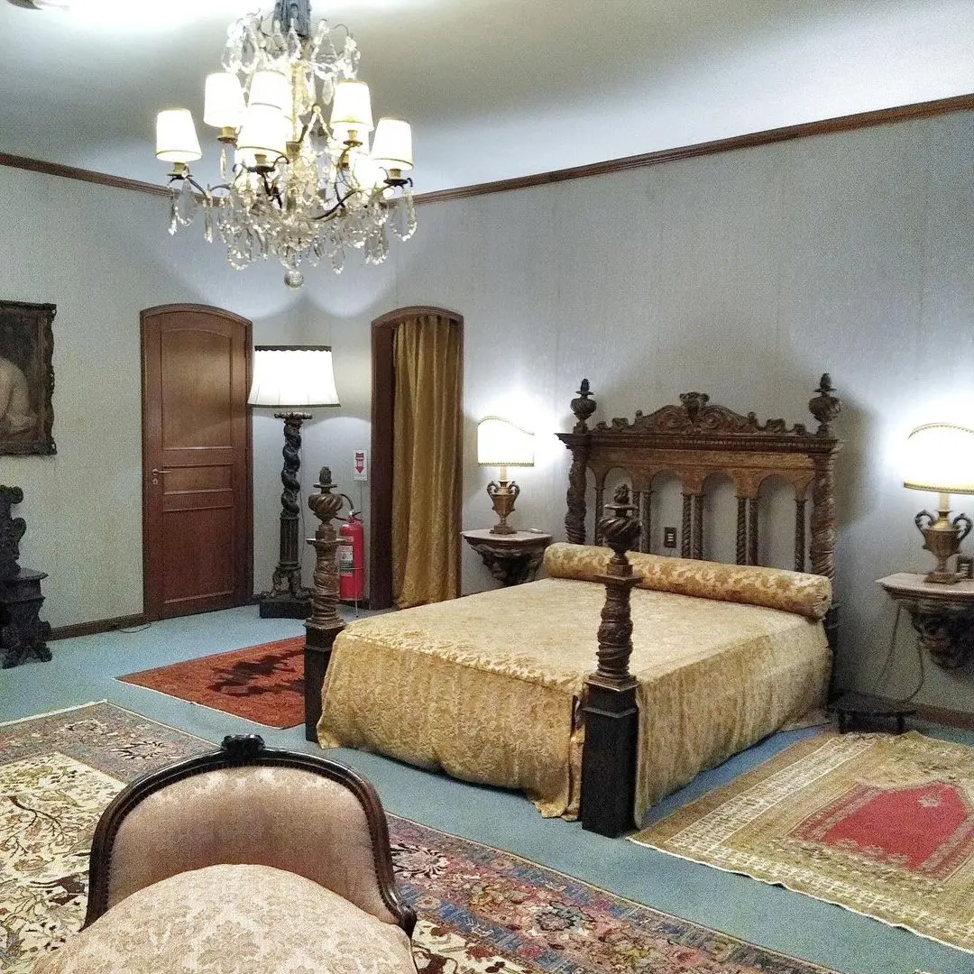 Quarto clássico com móveis e decoração tradicional.