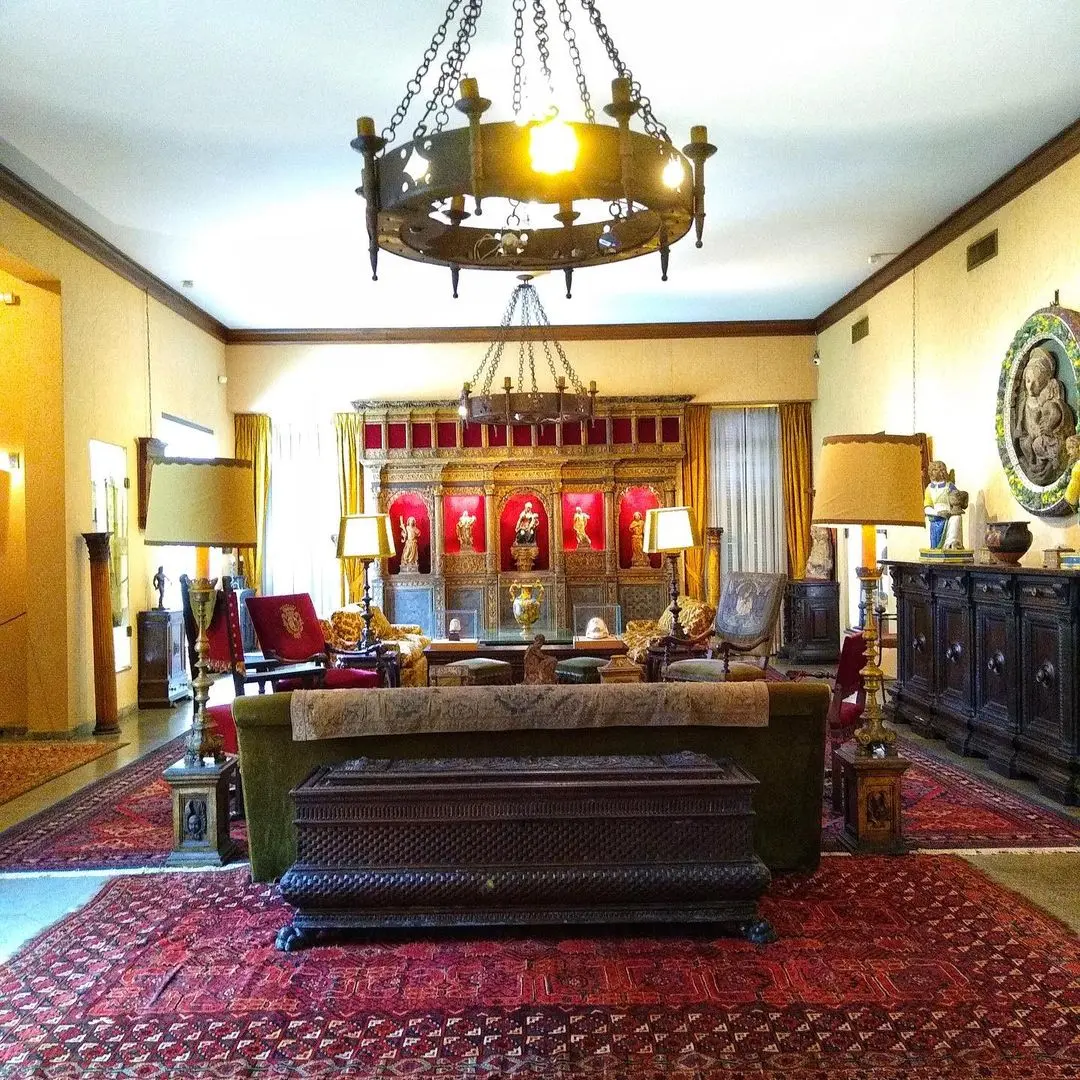 Interior clássico com móveis e objetos decorativos.
