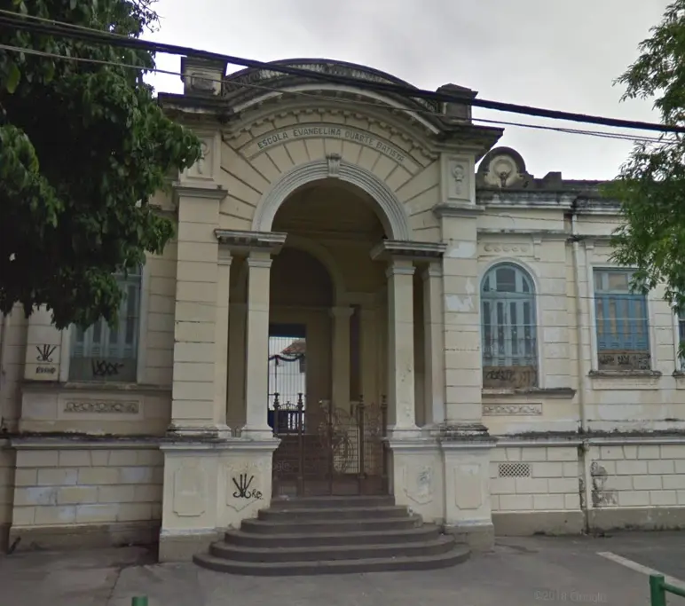Edifício antigo em Marechal Hermes, em ruínas, com fachada neoclássica.