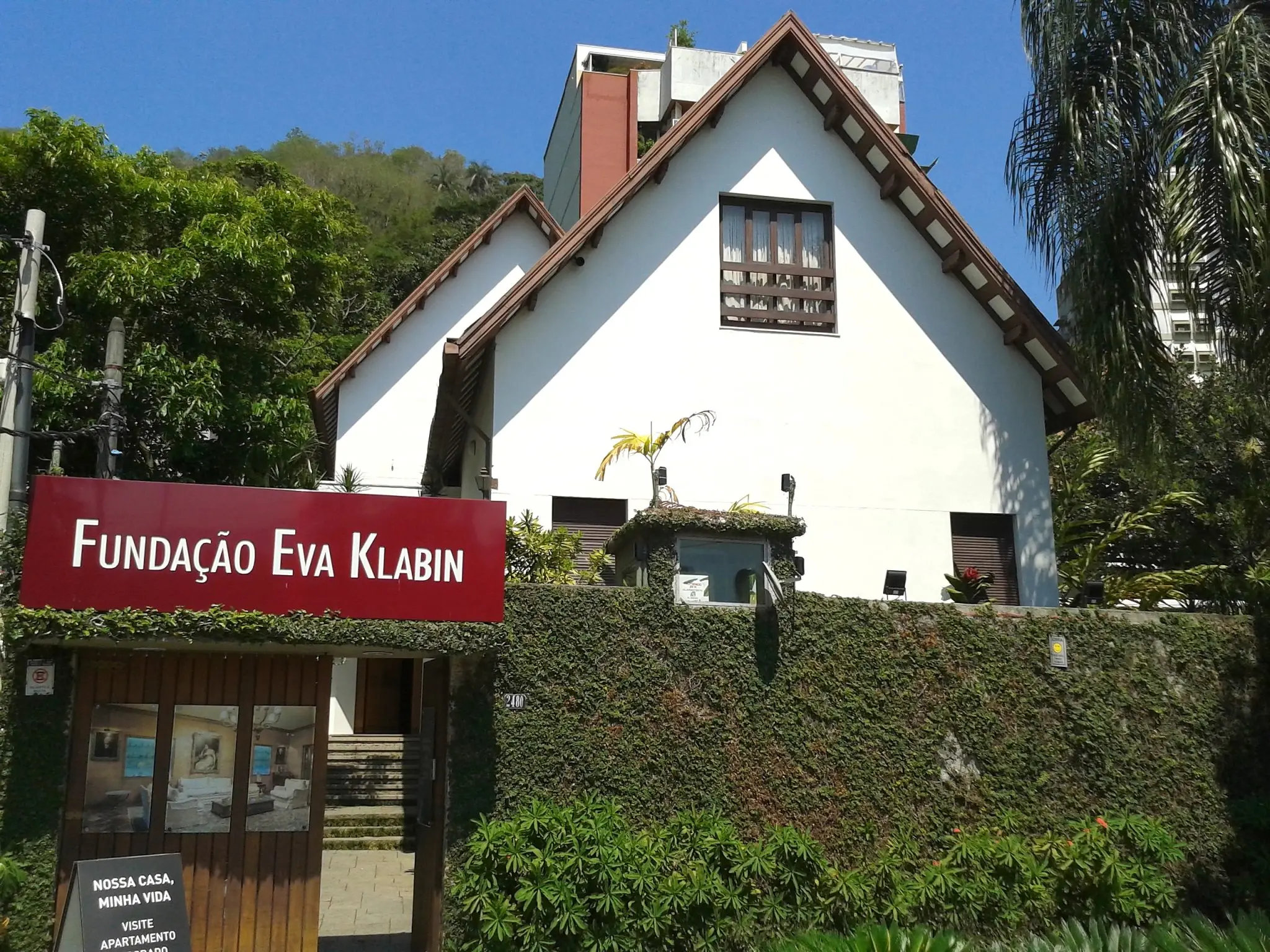 Museu localizado em ambiente verde com sinal da Fundação Eva Klabin.
