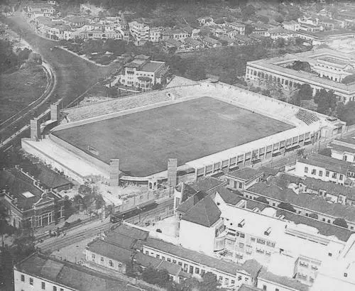 Estádio de futebol em Marechal Hermes, Rio de Janeiro, em preto e branco.