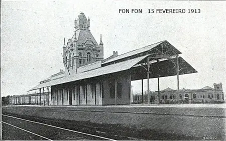 Estação ferroviária clássica em preto e branco, 15 de fevereiro de 1913.