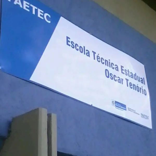 Placa informativa da Escola Técnica Estadual Oscar Tenório, AEETEC.