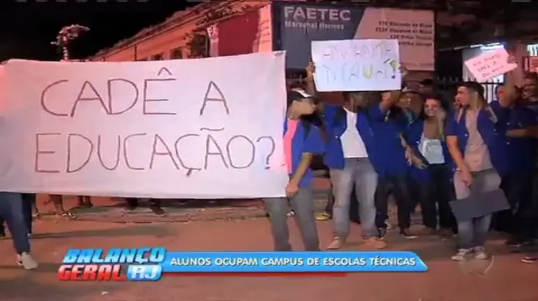 Manifestação noturna sobre educação em cidade urbana.