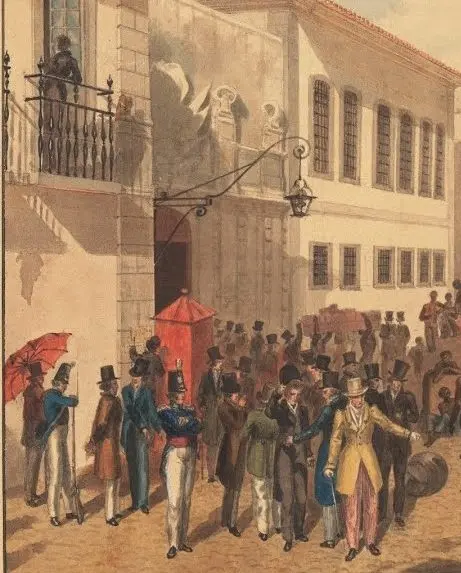Pessoas reunidas em frente a edifício clássico, conversando e caminhando.