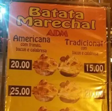 Cartaz publicitário com preços de batatas fritas.