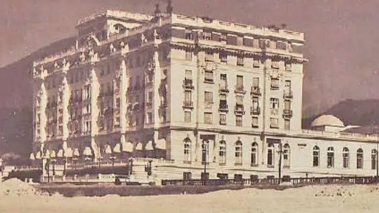 Edifício antigo em Copacabana, Rio de Janeiro, com pórtico e cúpula.