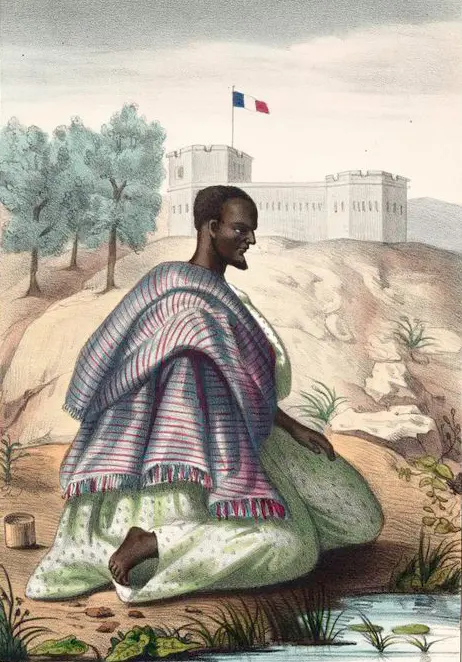 Figura sentada coberta por capa listrada, fortaleza ao fundo com bandeira francesa.