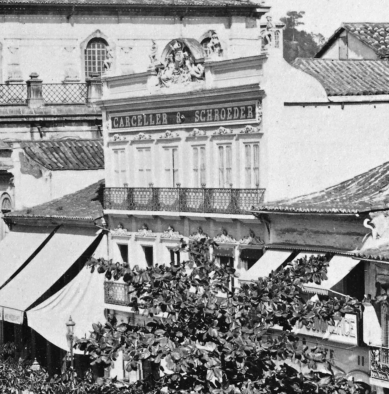 Edifícios históricos com detalhes ornamentais e sinal "CARCELLER & SCHROEDER".
