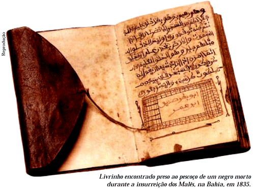 Livro antigo aberto com ilustração de mesquita, legenda sobre insurreição dos Malês na Bahia em 1835.