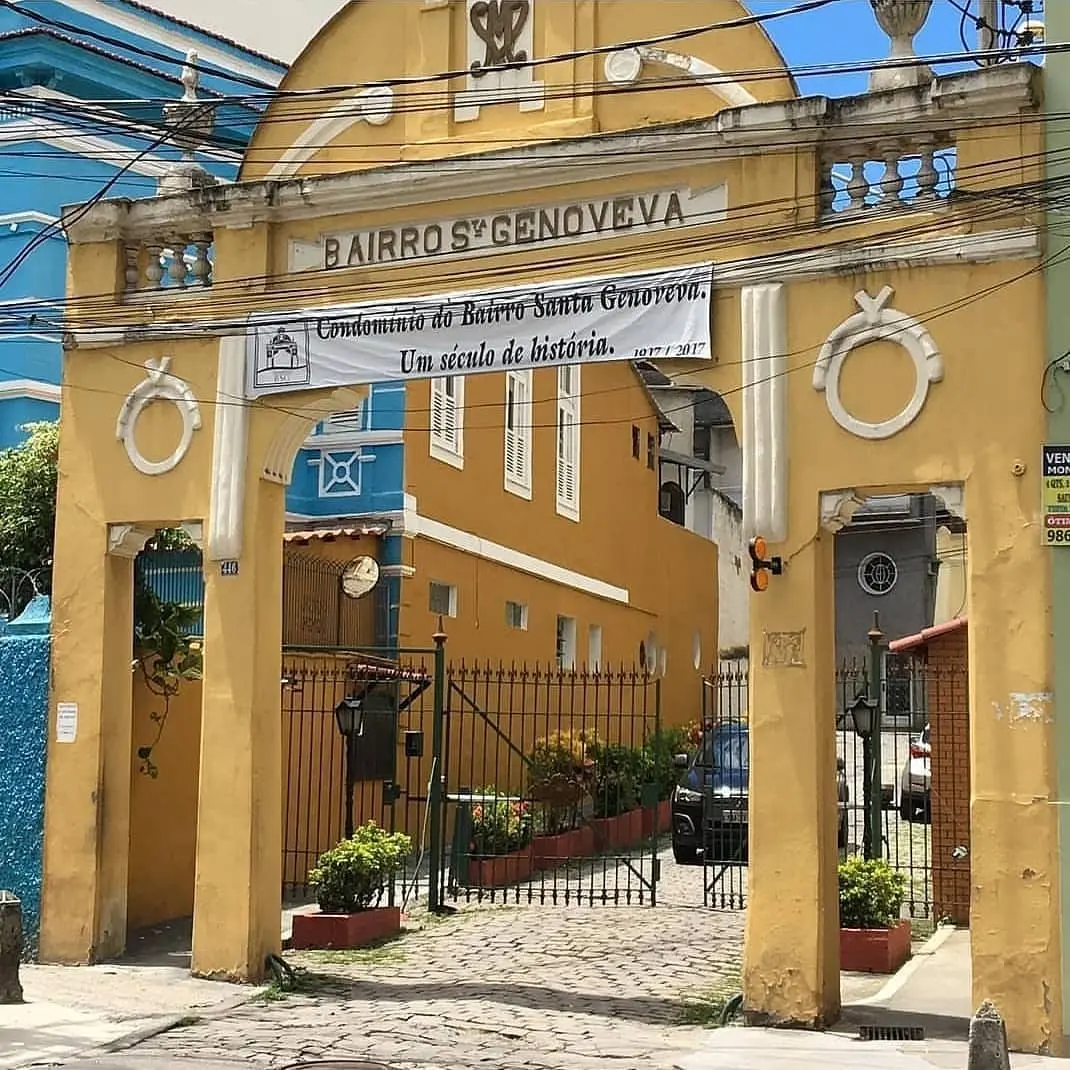 Portão amarelo com detalhes brancos em Santa Genoveva.