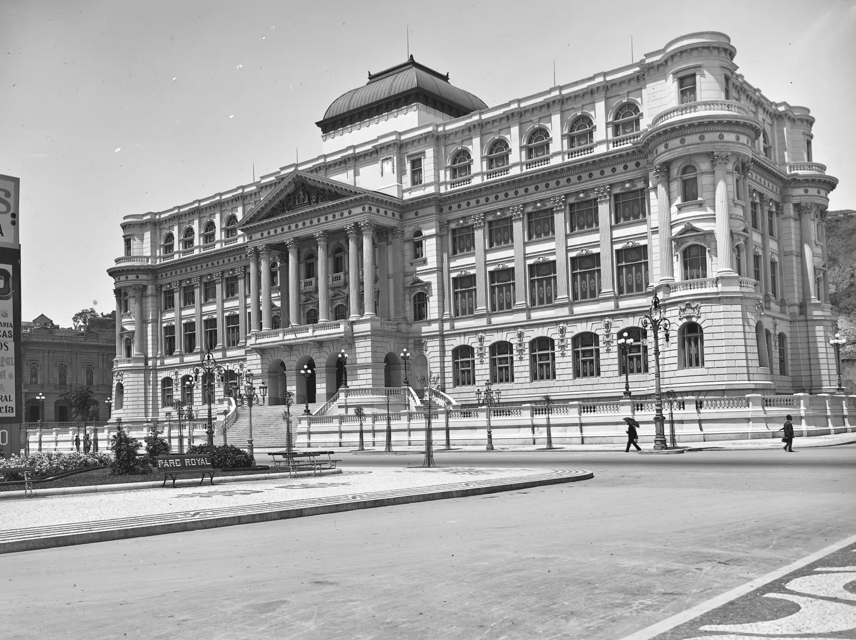 Edifício monumental com palácio clássico e escadaria.
