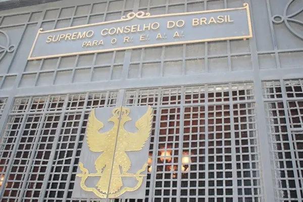 Edifício do Supremo Conselho do Brasil, símbolo avançado dourado.