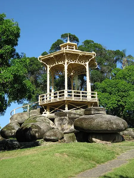 Coreto de madeira em Quinta da Boa Vista, cercado por vegetação.