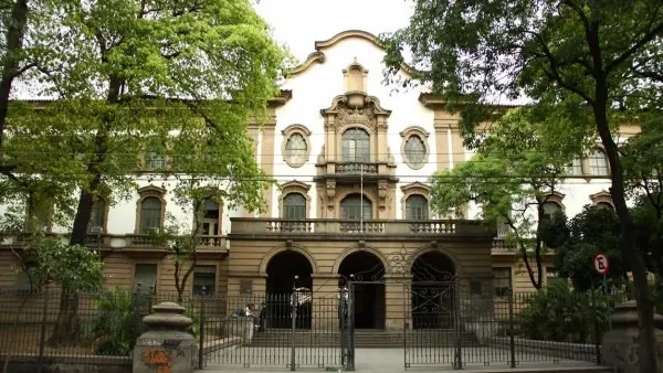 Prédio histórico em São Paulo com fachada clássica e elementos arquitetônicos coloniais.