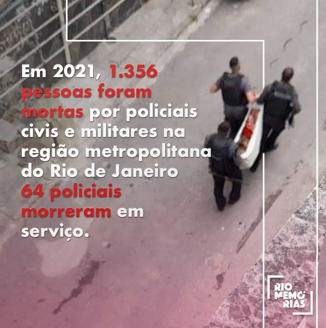 Três policiais carregando um corpo em uma rua.