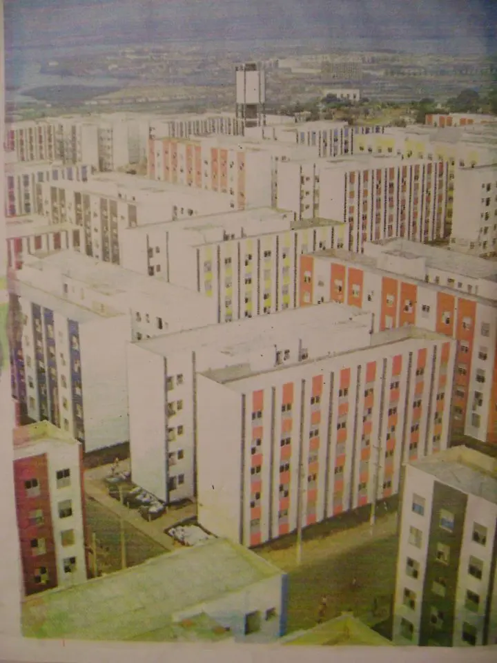 Edifícios residenciais coloridos em uma cidade.