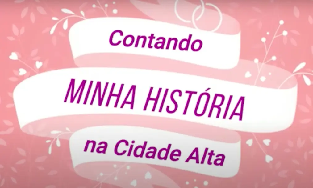 Cartão-postal com fundo rosa claro e texto destacado sobre flores.
