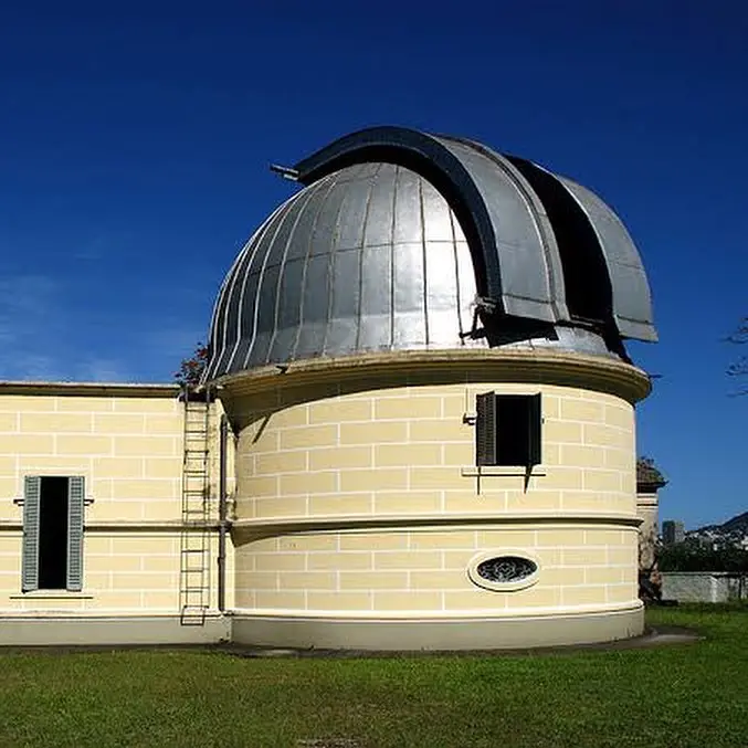 Observatório com estrutura cilíndrica e cúpula metálica.
