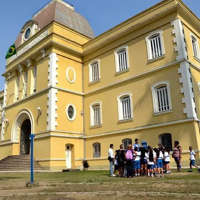 Edifício amarelo com cúpula e museu de astronomia.