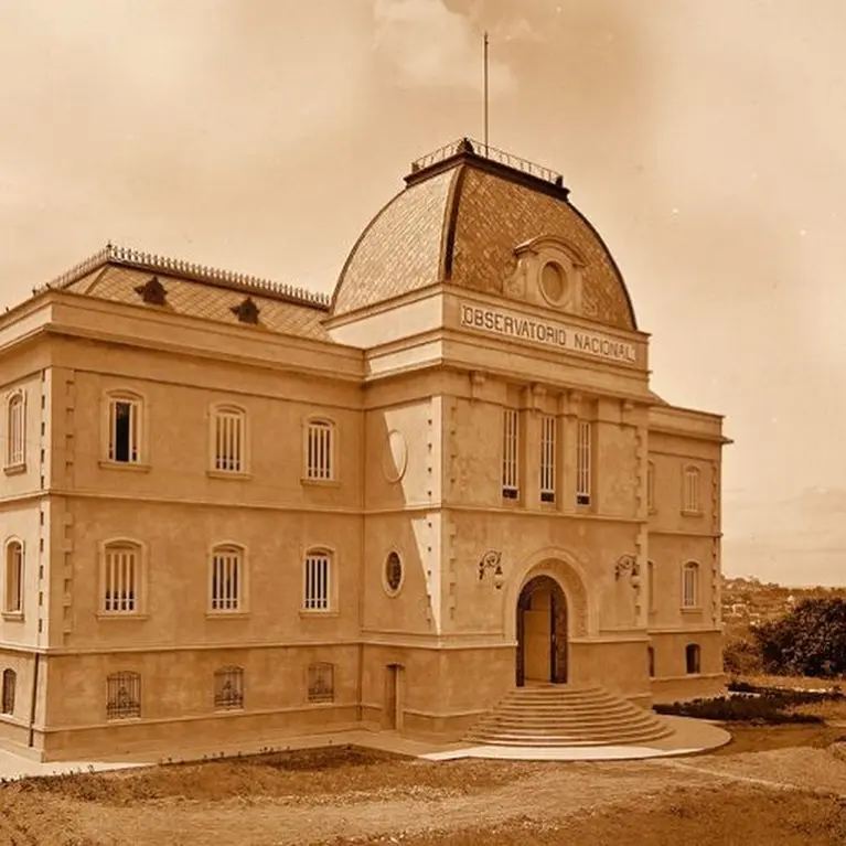 Edifício do Observatório Nacional com fachada e torre decorativa.