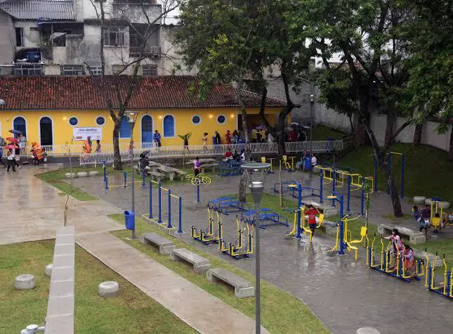 Parque localizado em "Parque Machado de Assis" com equipamentos de ginástica e edifícios ao fundo.