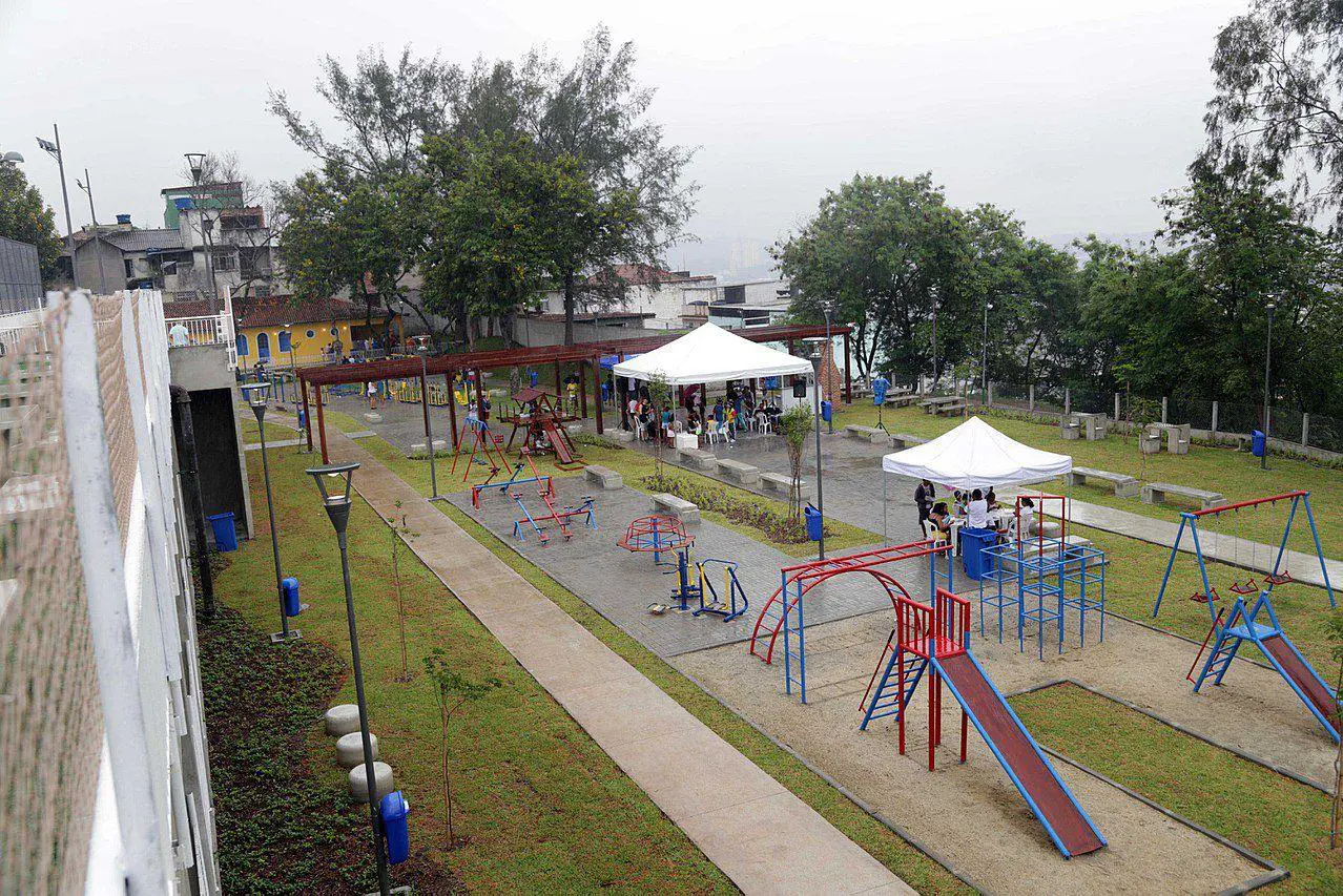 Parque localizado em "Parque Machado de Assis" com estruturas de brinquedos coloridos e áreas verdes.