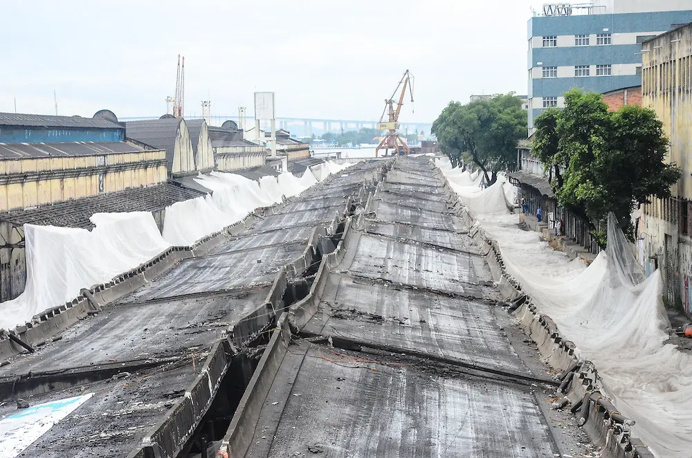 Área urbana após implosão, edifícios industriais e construção moderna.