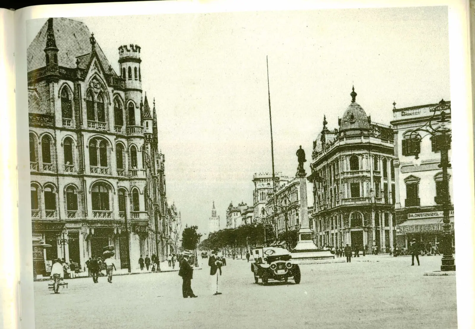 Praça urbana com edifícios históricos e monumento central.