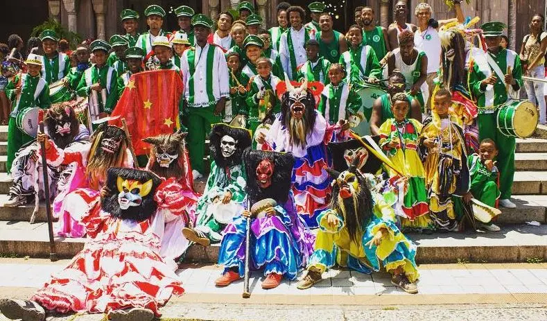 Folha de Reis do Morro da Formiga com participantes em trajes coloridos e elaborados.