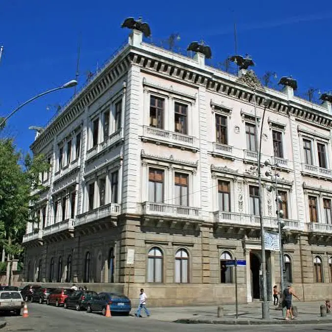 Edifício histórico com fachada clássica em cruzamento de ruas.