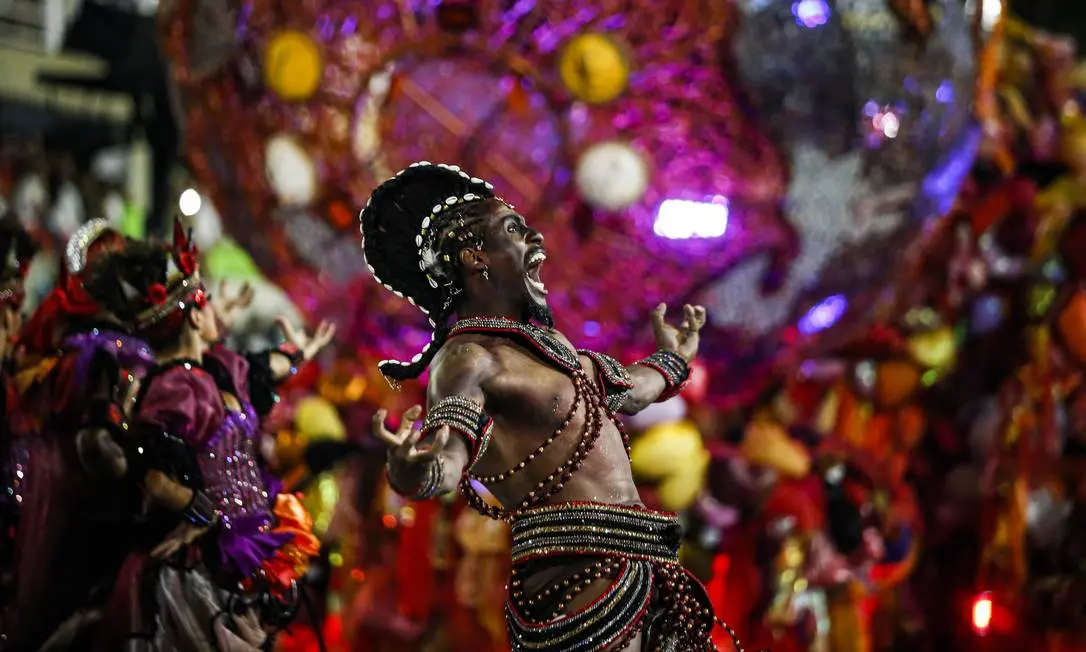 Dançarinos coloridos em desfile de carnaval festivo.