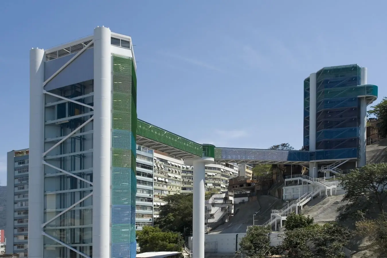 Complexo arquitetônico moderno em ambiente urbano.