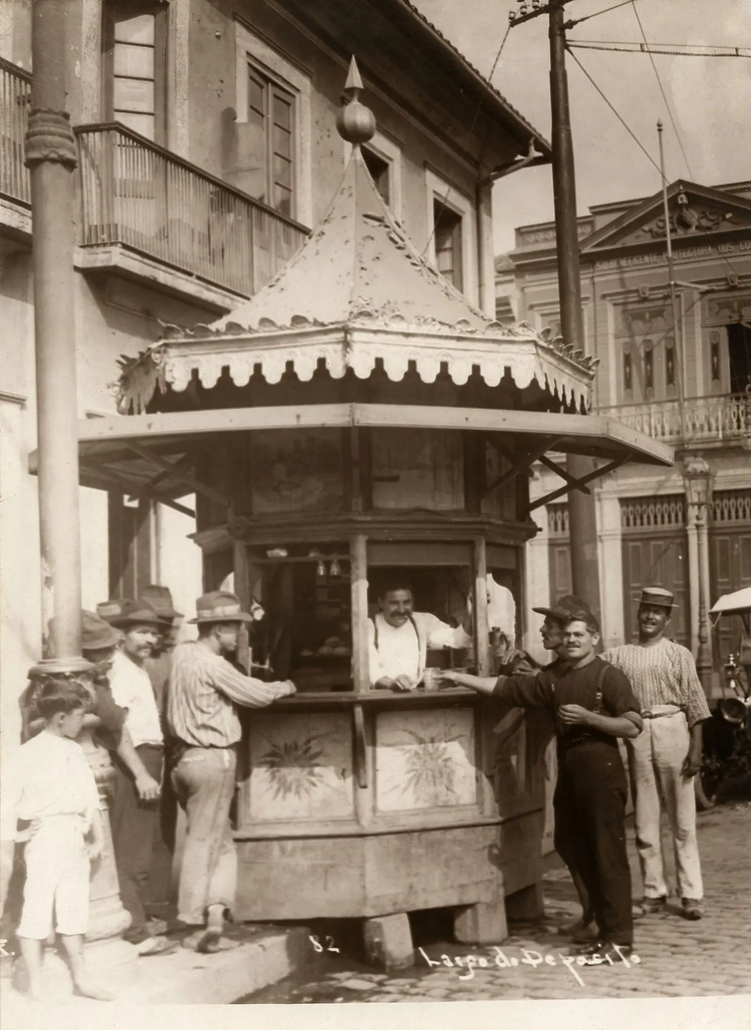 Botequim histórico em preto e branco, zona portuária do Rio de Janeiro.