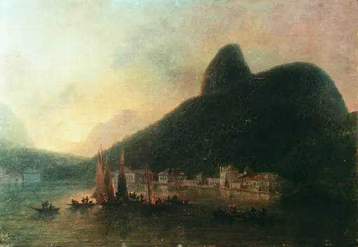 Cenário costeiro com casas, árvores, montanha e barcos no por do sol.
